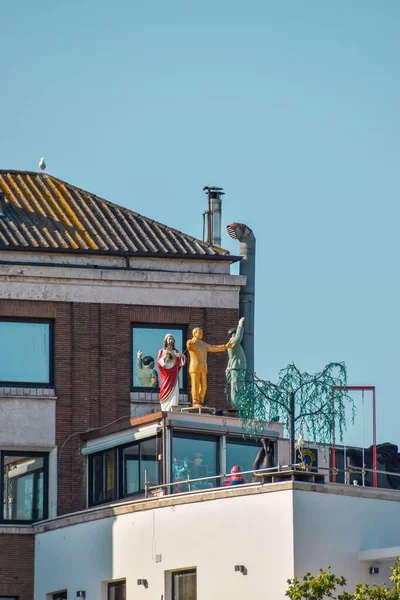 Güneşli Bir Günde Açık Havada Duran Heykelleri Olan Binaların Dikey — Stok fotoğraf