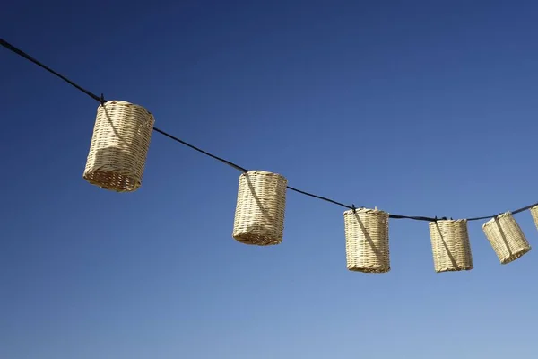 Belo Tiro Lanternas Penduradas Contra Céu Azul — Fotografia de Stock