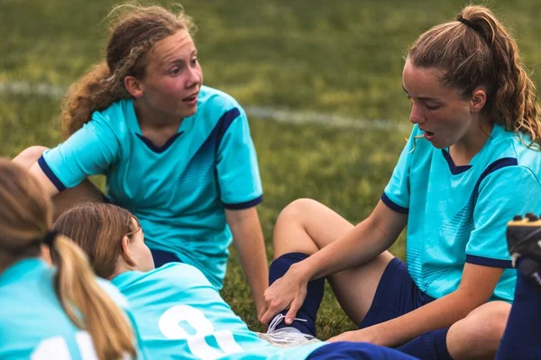 Μια Ομάδα Νεαρών Κοριτσιών Μπλε Στολές Συζητούν Κατά Διάρκεια Του — Φωτογραφία Αρχείου