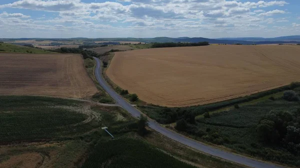 Luftaufnahme Einer Langen Straße Die Von Feldern Umgeben Ist — Stockfoto