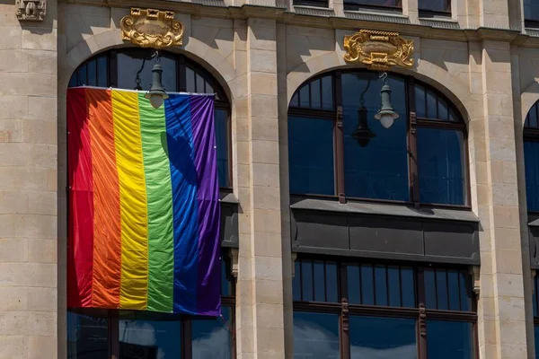 在莱比锡市中心一个令人印象深刻的建筑正面挂着彩虹旗 上面有反对歧视男女同性恋者 双性恋者 变性者的标志 — 图库照片