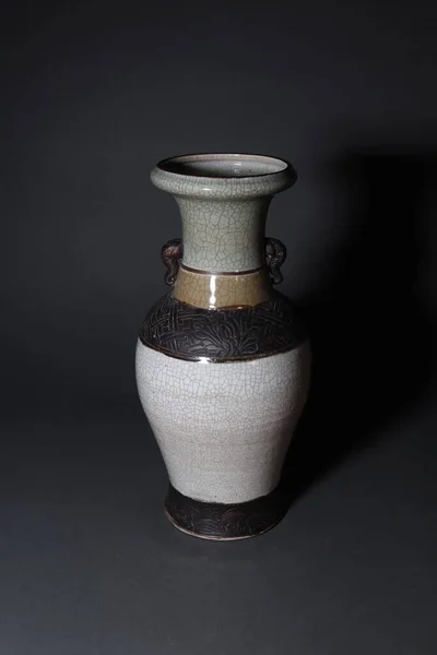 Vertikální Záběr Tradiční Čínské Malované Vázy Tmavým Pozadím — Stock fotografie