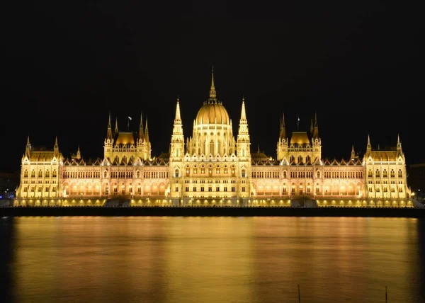 Uma Vista Frontal Edifício Parlamento Húngaro Noite — Fotografia de Stock