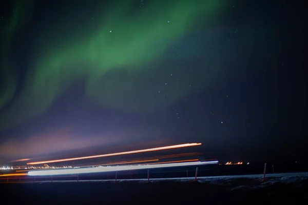 Lång Exponering Flerfärgad Bilbelysning Med Polar Lampor Bakgrunden — Stockfoto