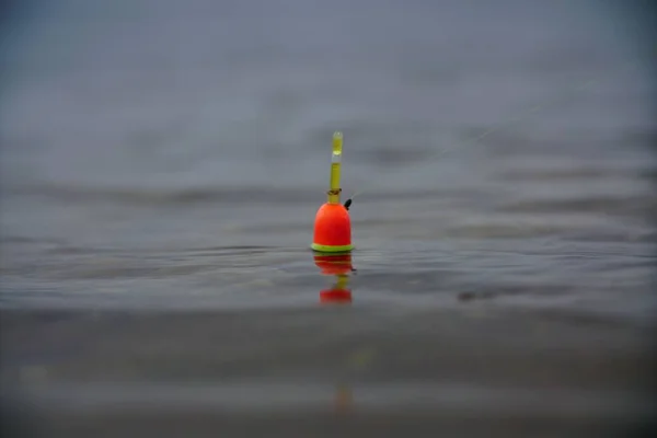 Una Bobina Pesca Naranja Verde Flotando Agua — Foto de Stock
