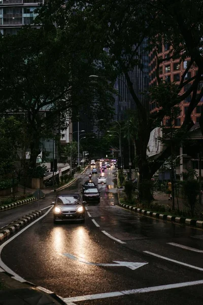 吉隆坡一条雨天有车的湿公路的垂直截图 — 图库照片