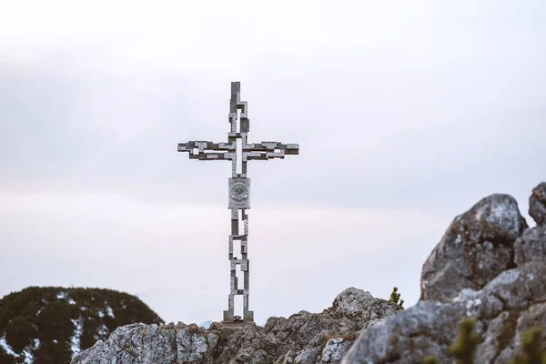 Obrovský Kamenný Kříž Skále Proti Jasné Obloze — Stock fotografie