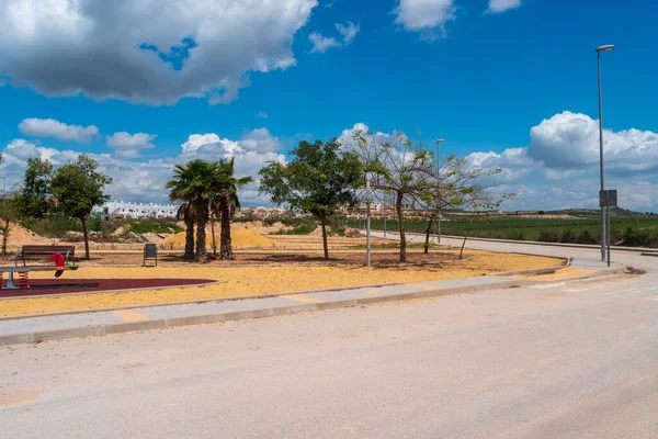 Eine Leere Straße Mit Park Und Spielplatz Unter Blauem Himmel — Stockfoto