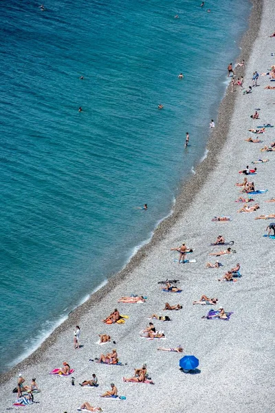 Uma Vista Aérea Pessoas Bronzeando Uma Praia — Fotografia de Stock