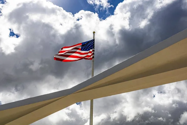 Tiro Ângulo Baixo Bandeira Americana Acenando Orgulhosamente Vento Sob Céu — Fotografia de Stock