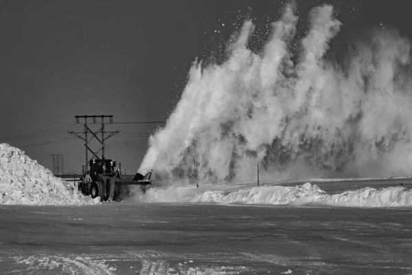 Skala Szarości Ciągnika Oczyszczającego Śnieg — Zdjęcie stockowe