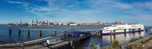 Birkenhead Ferry Terminal Och Liverpool Panorama — Stockfoto