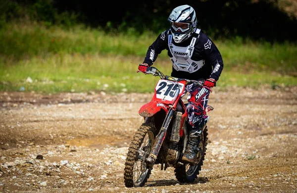 Professionell Full Växel Kör Motorcykel Ett Lerigt Fält Rock Fest — Stockfoto