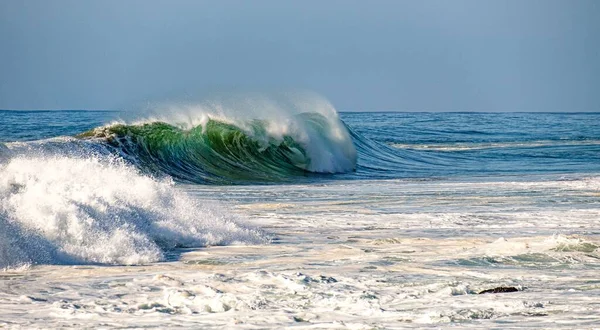 Хвиля Ламається Білою Водою Розпилювачем — стокове фото