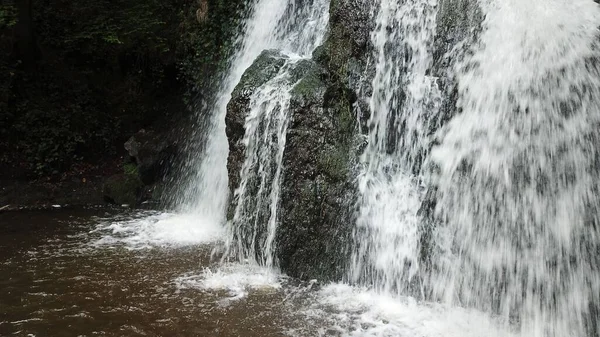 Belo Tiro Uma Cachoeira Salpicando Uma Pedra — Fotografia de Stock