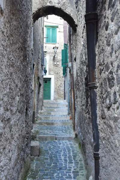 Uma Rua Estreita Com Casas Antigas Guarcino Uma Aldeia Perto — Fotografia de Stock