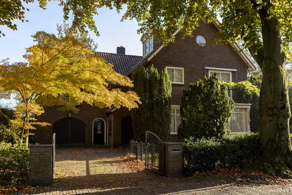 Grande Facciata Esterna Mattoni Olandese Casa Signorile Circondata Colori Autunnali — Foto Stock