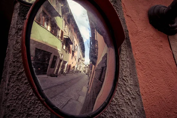 Uno Specchio Con Riflesso Una Strada Stretta Edifici — Foto Stock