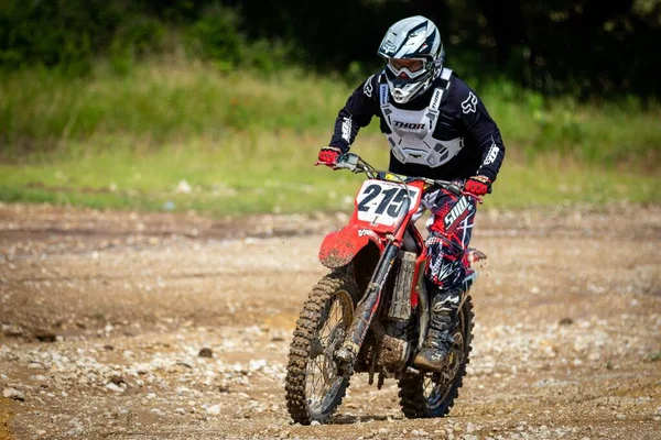 Een Professional Volle Versnelling Een Motorfiets Een Modderig Veld Rock — Stockfoto