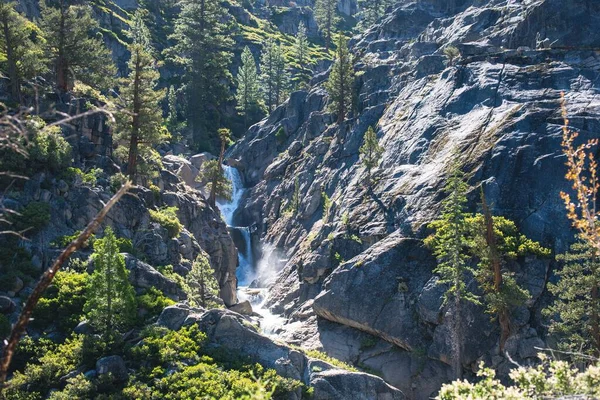 Obszar Turystyczny Malowniczym Wodospadem Wśród Klifów Kalifornii — Zdjęcie stockowe