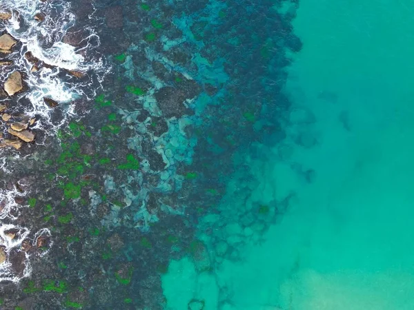 フレッシュタービーチの穏やかな波と海のサンゴ礁の空中ドローンビュー — ストック写真