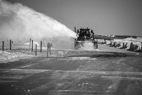 雪を晴らすトラクターのグレースケール — ストック写真