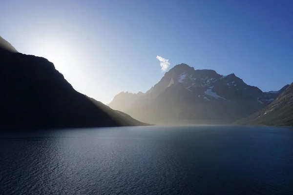 Uma Vista Panorâmica Lago Calmo Paisagem Montanhosa Sob Céu Claro — Fotografia de Stock