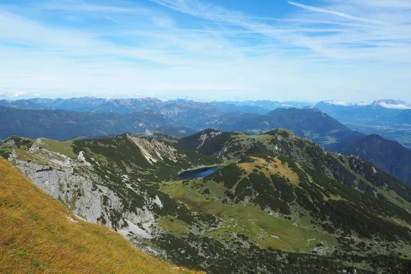 Verdi Montagne Rofan Ricoperte Boschi Una Catena Montuosa Uno Sfondo — Foto Stock