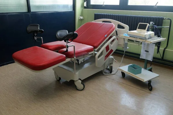 Ein Rotes Gynäkologisches Stuhlbett Krankenhauszimmer — Stockfoto