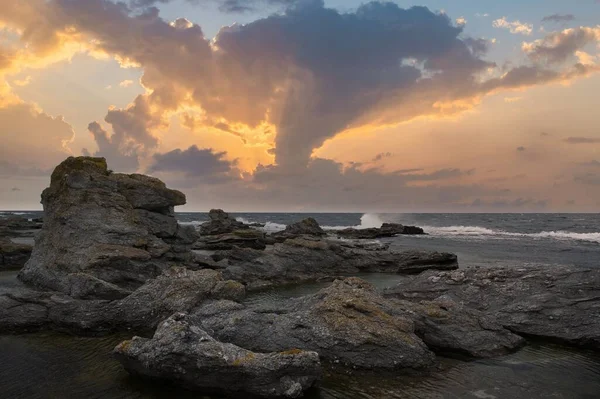 Gün Batımında Kayalık Bir Sahil Kıyısı — Stok fotoğraf