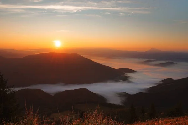 Uma Vista Panorâmica Das Montanhas Cobertas Por Mar Nuvens Hora — Fotografia de Stock