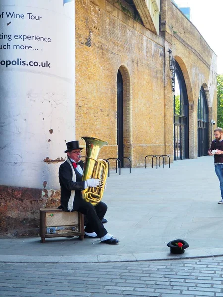 Ein Straßenkünstler Mit Horn Der City London Großbritannien England — Stockfoto