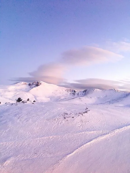 Disparo Vertical Una Montaña Nevada Atardecer Fondo Nublado Del Cielo —  Fotos de Stock
