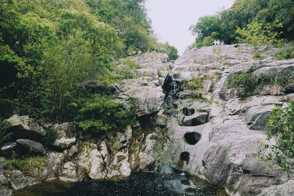 Ein Schuss Von Einem Felsigen Wasserfall Wald — Stockfoto