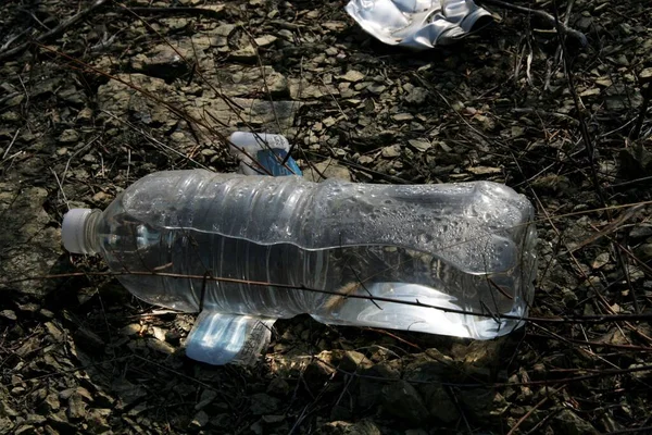 インドネシアの西ジャワ州シアミスの地面に横たわる使用済み水プラスチックボトルのトップビュー 環境汚染の概念 — ストック写真