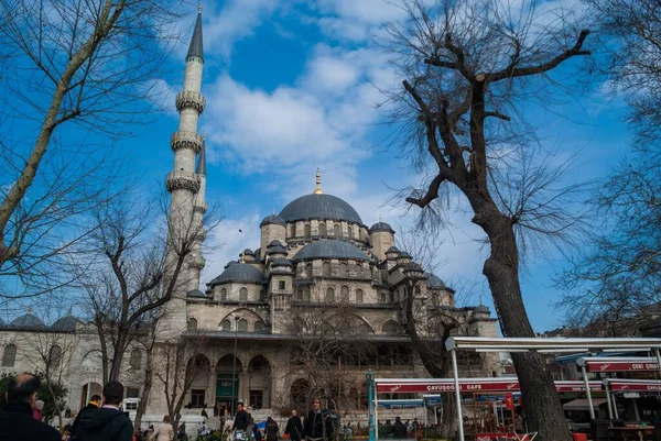 トルコのイスタンブール2009年11月3日エミネン広場 New Yeni Cami Mosqueは もともとスルタン ヴァリッド モスクと呼ばれていました — ストック写真