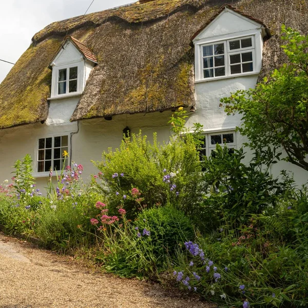 Μια Όμορφη Φωτογραφία Από Ένα Πέτρινο Εξοχικό Σπίτι Ένα Καταπράσινο — Φωτογραφία Αρχείου