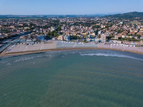 İtalya, Temmuz 2022: Denizi, plajları ve şemsiyeleriyle Fano şehrinin havadan görünüşü