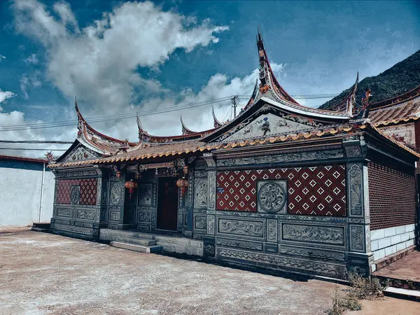 Ein Traditionelles Asiatisches Landhaus Mit Bunten Ornamenten Vor Blauem Wolkenverhangenem — Stockfoto