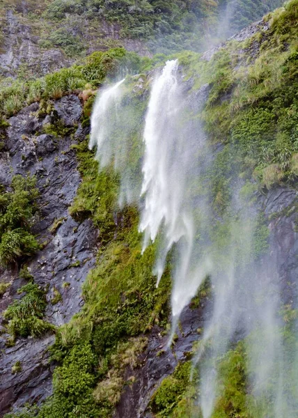 Vertikální Záběr Vodopádu Přes Skály — Stock fotografie