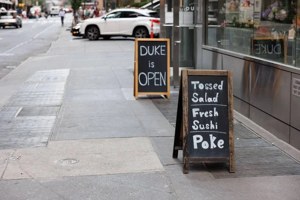 Manhattan Göbeğindeki Restoranların Önünde Kaldırıma Tebeşirle Yazılmış Iki Tabela — Stok fotoğraf