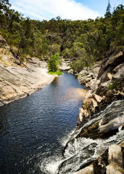 在岩石群山之间的一条河流的垂直截图 — 图库照片