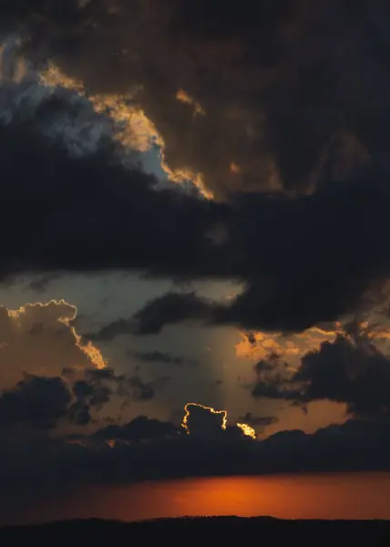Вертикальный Снимок Капризных Облаков Небе Закате — стоковое фото