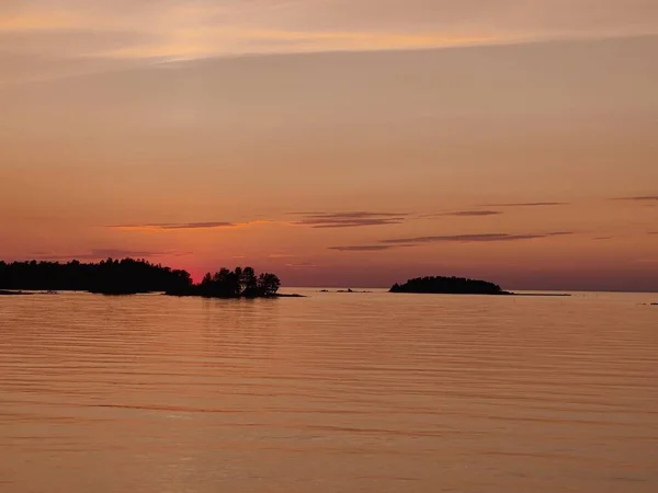 Una Hermosa Vista Una Puesta Sol Naranja Reflejada Lago —  Fotos de Stock