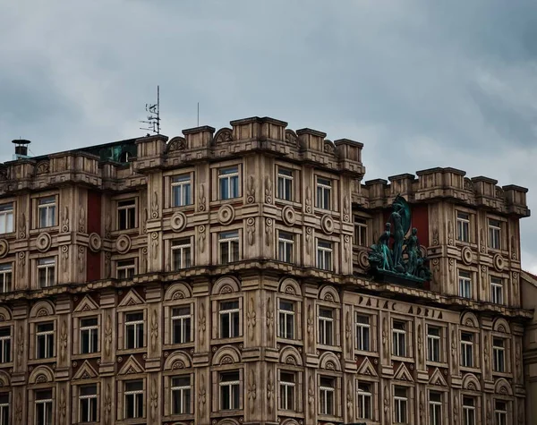 Фасад Дворца Адрия Рондокубизм Скульптурами Национальном Проспекте Прага — стоковое фото