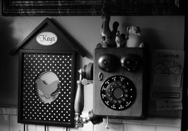 Una Escala Grises Viejo Teléfono Vintage Con Figuras Madera Parte — Foto de Stock