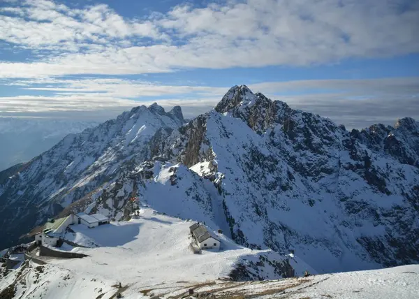 Uma Vista Panorâmica Dos Alpes Com Neve Dia Ensolarado — Fotografia de Stock