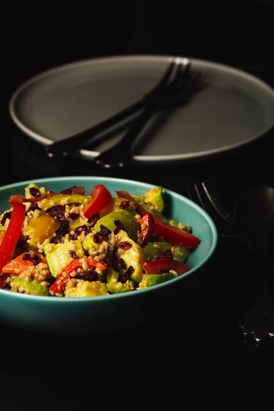 Una Toma Vertical Una Ensalada Pepino Tomate Pimiento Rojo Lado — Foto de Stock