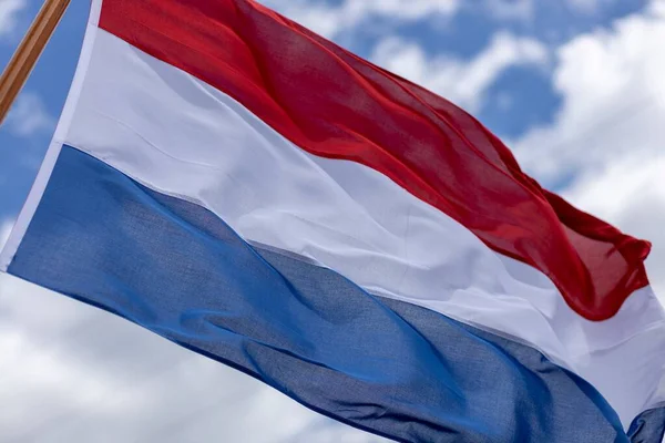 Intrinsik Lipatan Dalam Tiga Warna Bendera Nasional Belanda Meniup Angin — Stok Foto