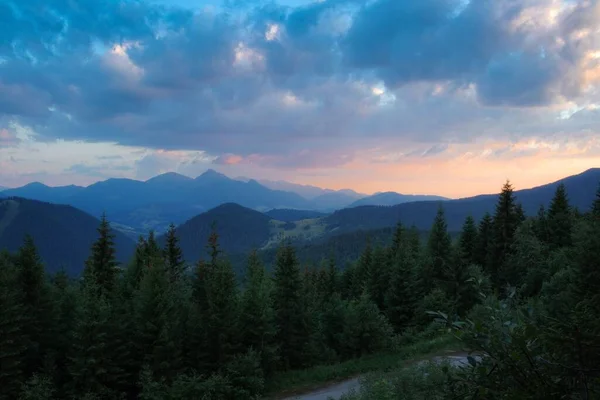 日没時の森林の山々の風景 — ストック写真